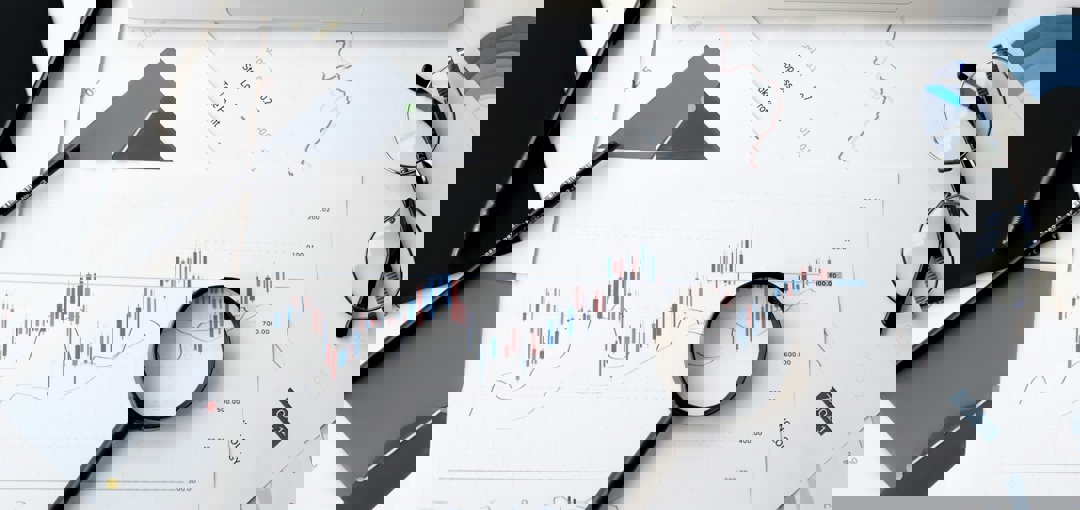 Beeld van financiële analyse in een zakelijke omgeving, met focus op grafieken en financiële gegevens.