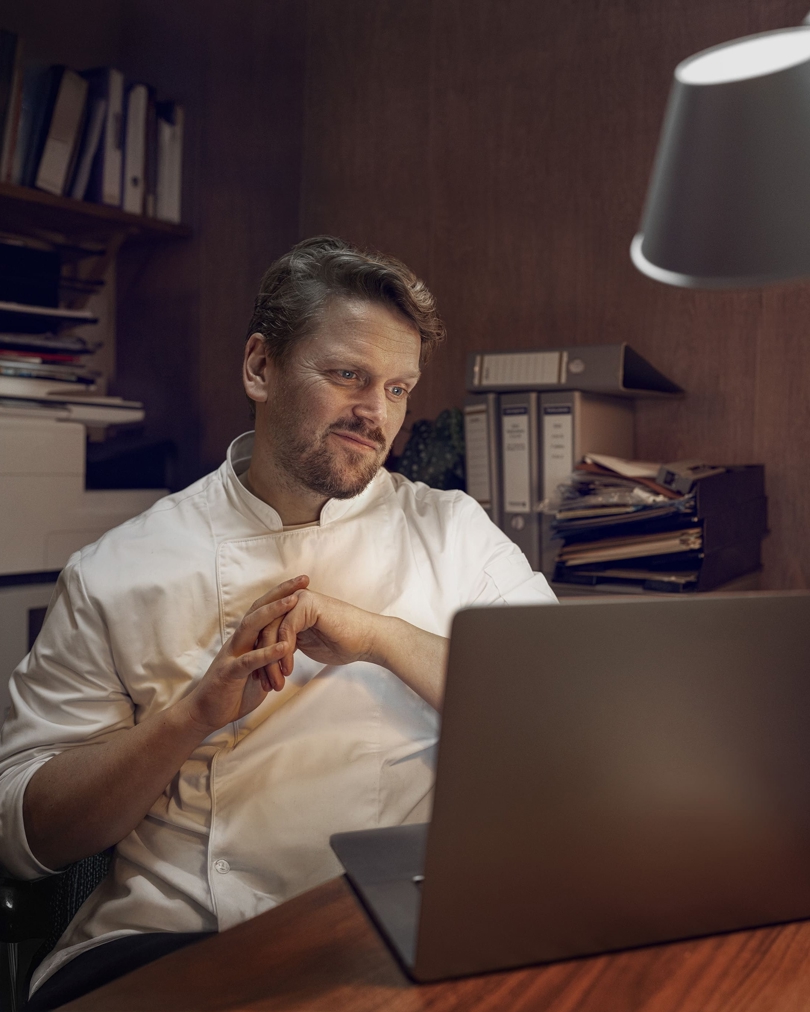 Zakelijke Omgeving Persoon Achter Laptop 4 5