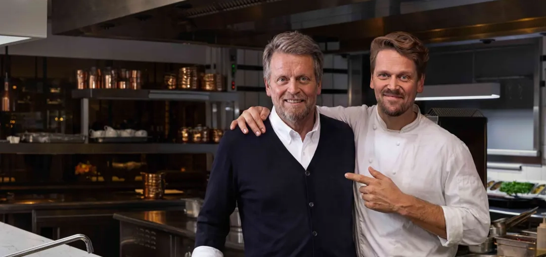 Chef en collega in keuken van een restaurant