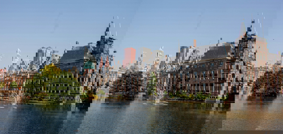 Een imposant gebouw met vele ramen, het Binnenhof in Den Haag.