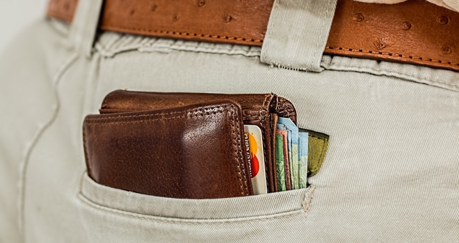 Gevulde portemonnee in achterzak, tips verdelen financiële meevallers
