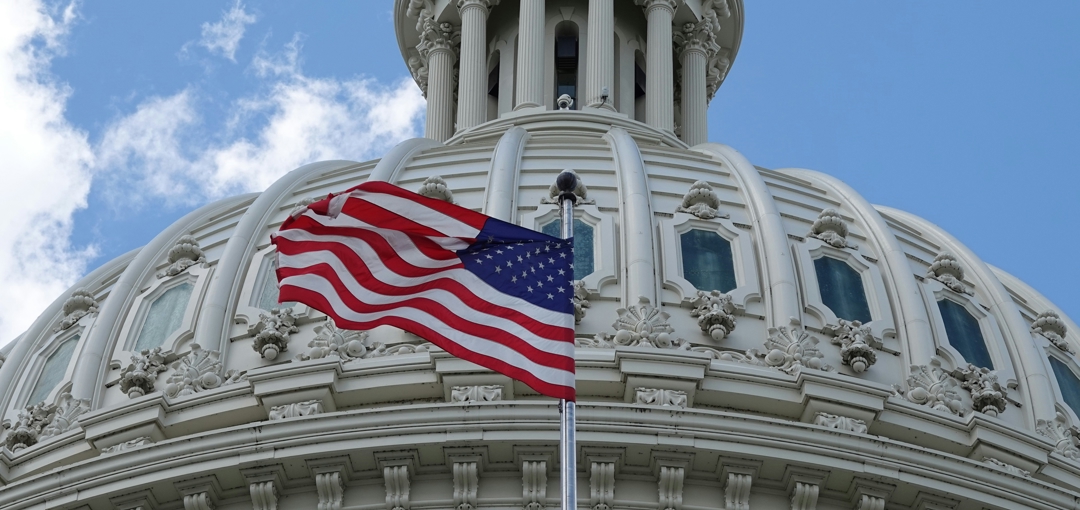 Amerikaanse vlag voor de koepel van het Capitool in Washington, symbool voor de politieke context van de Amerikaanse midtermverkiezingen.