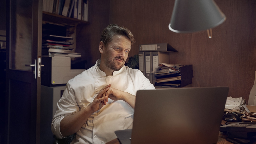 Zakelijke Omgeving Persoon Achter Laptop
